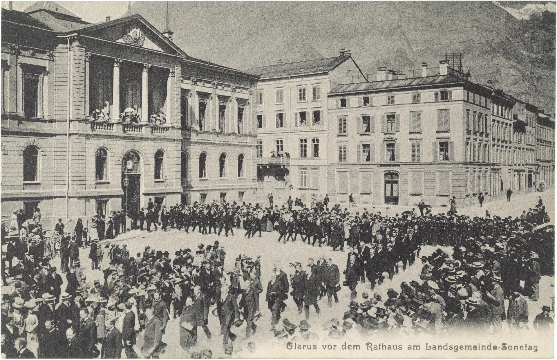 Glarus vor dem Rathaus am bandsgemeinde-Sonntag – Vorderseite